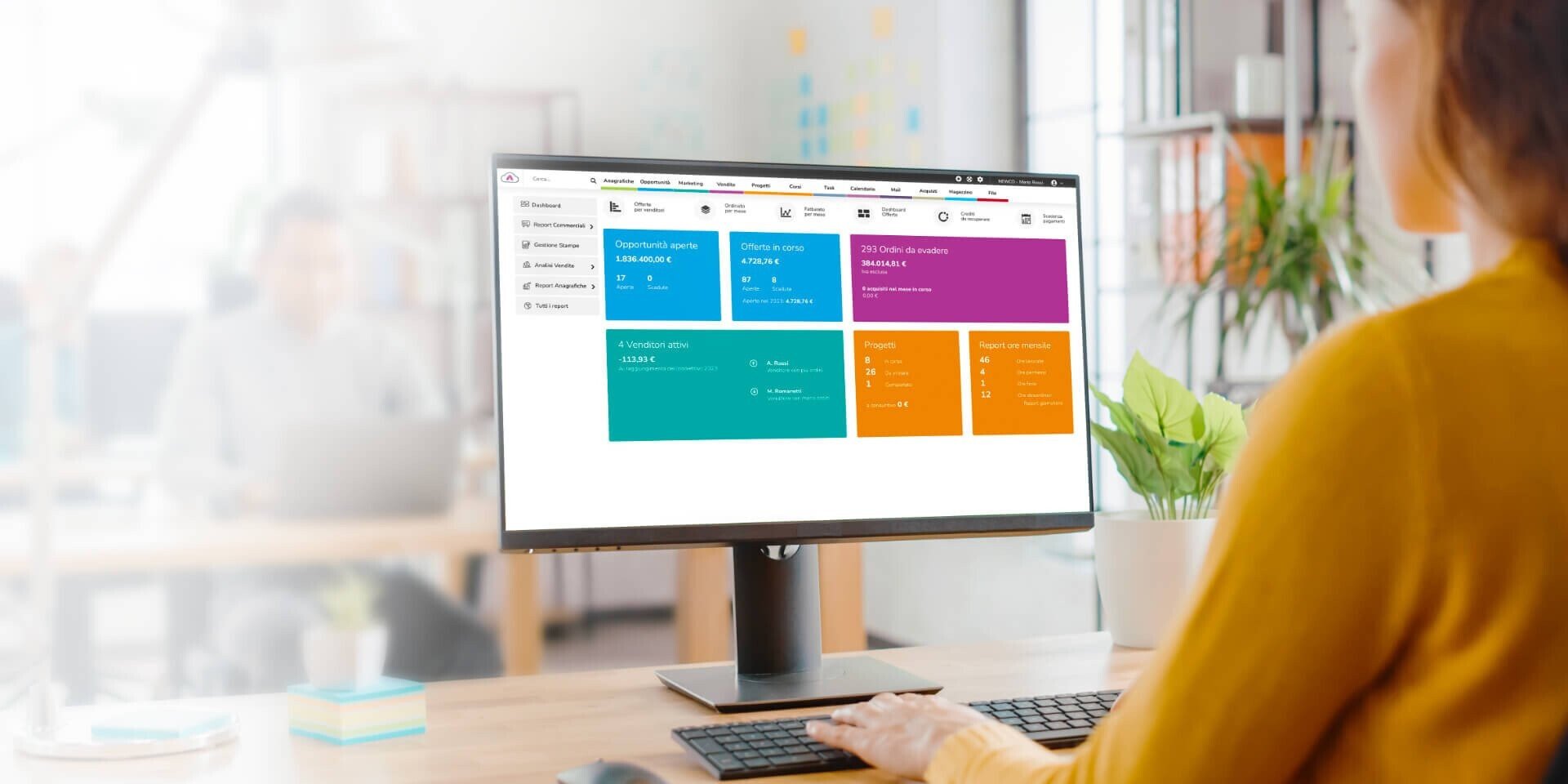 Donna al pc che utilizza B.Console, il CRM sviluppato da Webindustries